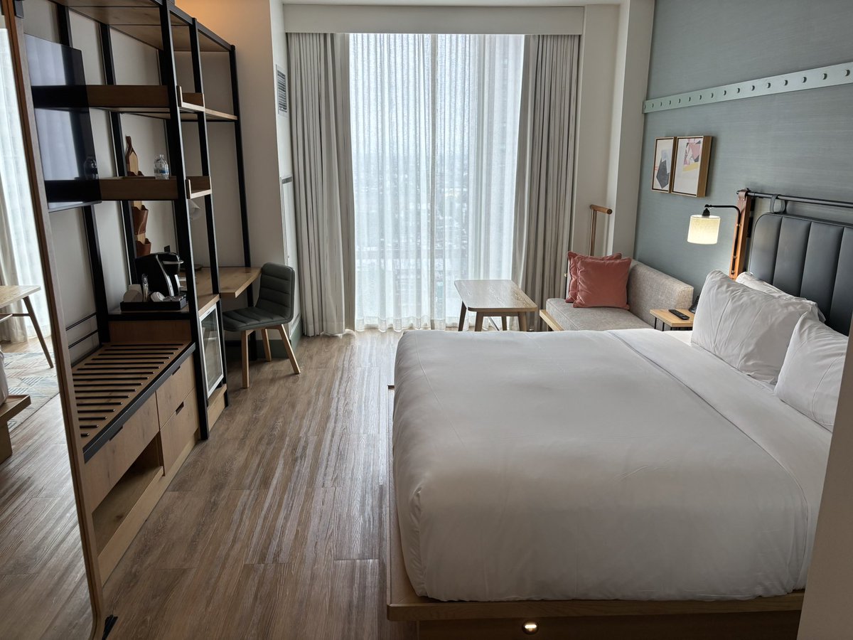 charlieb_lucy's tweet image. Hyatt Centric Center City Philadelphia. その名の通りロケーションは街中でとても便利。部屋もこじんまりですがソファーとデスクもあって使い勝手の良い部屋でした。