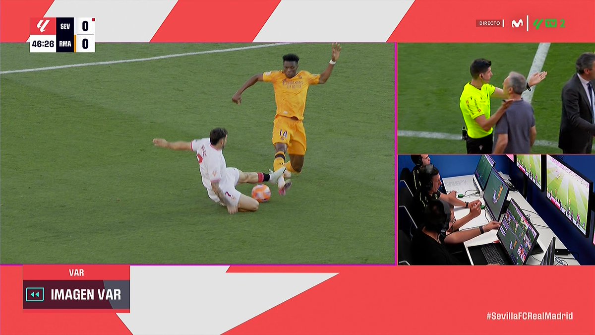 marca's tweet photo. ¡A LA CALLE ISAAC ROMERO! No llevaba ni un minuto en el campo, pero la acción es clarísima 

#SevillaFCRealMadrid https://t.co/RY9cNXNwEN