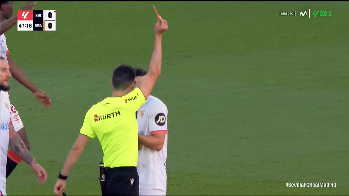marca's tweet photo. ¡A LA CALLE ISAAC ROMERO! No llevaba ni un minuto en el campo, pero la acción es clarísima 

#SevillaFCRealMadrid https://t.co/RY9cNXNwEN