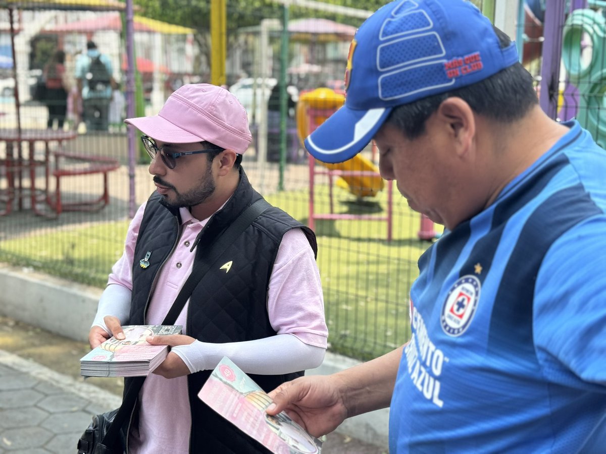 JuanPaVC's tweet photo. Me encuentro recorriendo la colonia Federal, en la @A_VCarranza , platicando con vecinas y vecinos para compartir mis propuestas y escucharles en sus dudas.
#JP49 #BoletaRosa #eleccionesjudiciales #VenustianoCarranza #Iztacalco #CDMX https://t.co/3K5oTUVkdQ