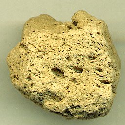 anatoetabio's tweet photo. Bazenekien pumita arrokaren dentsitatea hain txikia denez, kortxo zati bat bezalakoa dela? Bere eraketan, airera proiektatutako labak deskonpresio handia jasaten du. Horren ondorioz, gasgabetu egiten da, eta espazio hutsak sortzen dira, bereizita geratzen direnak. #bolkanismoa https://t.co/NapZF4y7QJ