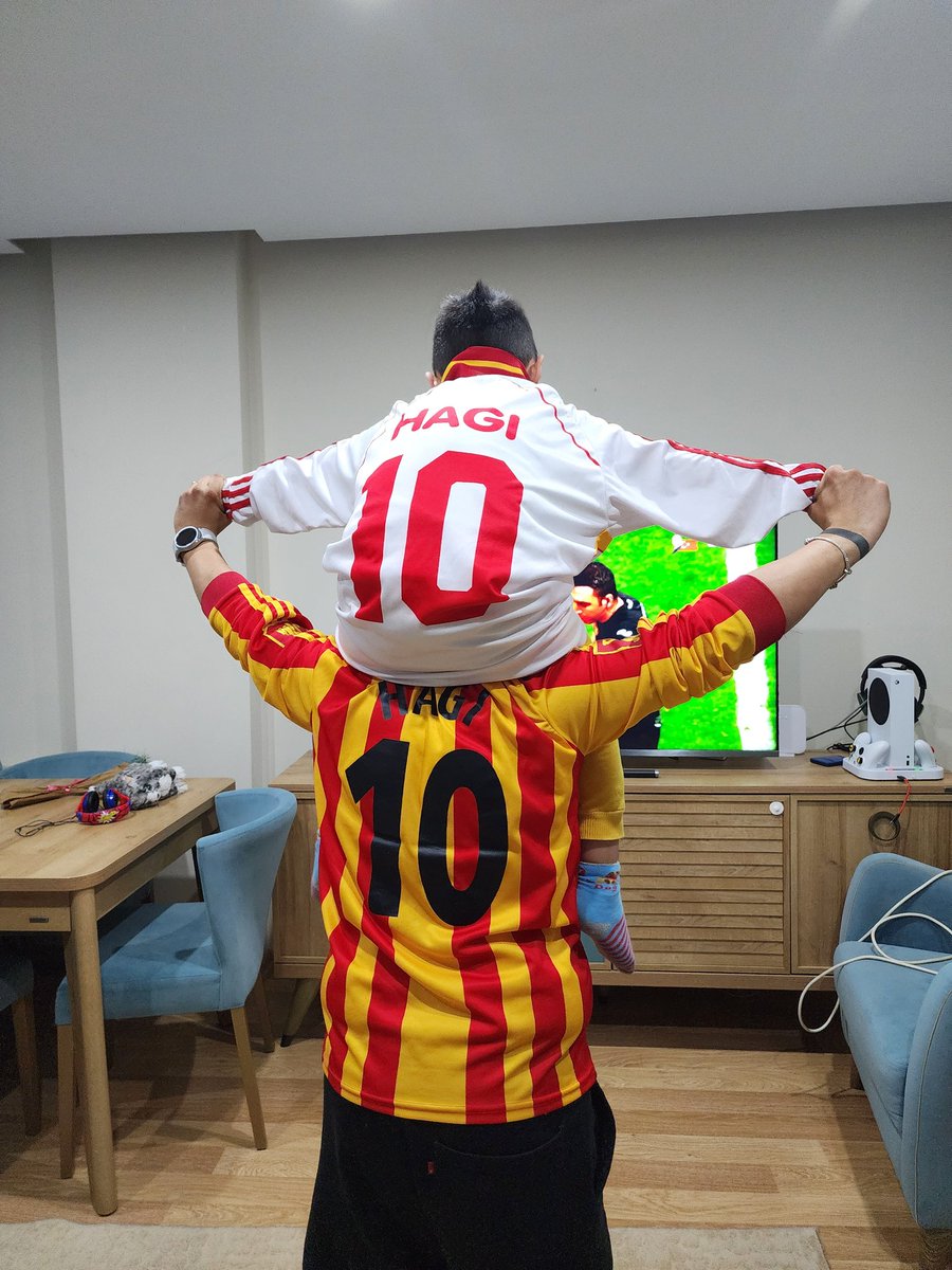 mserhanacar's tweet photo. Geleneksel Şampiyonluk Pozu 💛❤️#SampiyonGalatasaray https://t.co/fAZ5XwRFDe