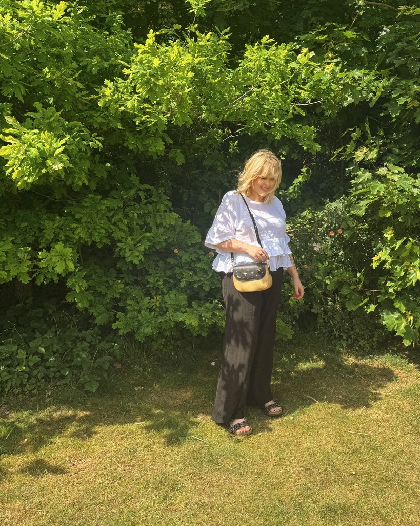 Sunny Sunday, sandals on, new favourite bag in hand. 🌞
And my little sidekick, of course 🐾

The Elena in black is everything I want in a summer handbag... easy, elegant, a little bit magic.

l8r.it/Wqn6