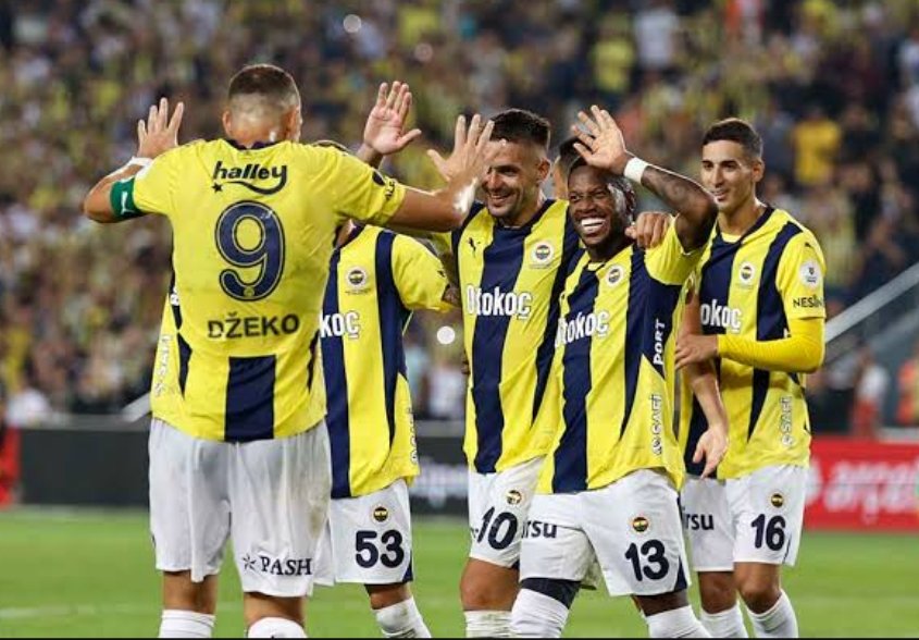 fenerli80175417's tweet photo. Ben son iki sezondur hocalarımız İsmail Kartal, Jose Mourinho ve özellikle bu karakterli adam gibi adam futbolcularımızdan razıyım. 

Bu akşam bu stadyum da, bu atmosfere, bu gördüğüm en rezil seyirci topluluğuna rağmen hâlâ maç kazanan bu takımın her bireyinin alnından öpüyorum. Helal olsun size 👏👏👏

Rakipleri her hafta kollanırken kendilerinin her maç göz göre göre hakları yenen ve buna rağmen sonuna kadar mücadele etmeye devam eden bu insanların aldıkları her kuruş helal olsun. 

Nasıl ki 3 Temmuzda Fenerbahçenin başına gelenler başka bir kulübün başına gelseydi senelerce toparlanamazdı diyorsak sahada bu kadar katledilen başka hiç bir takım da bu mücadeleyi bu kadar sürdüremezdi. Bunun en iyi örneği Beşiktaş. İlk yarıda ki gs maçında katlettiler Beşiktaş'ı ve o günden sonra dağıldı. Bu da işte hem Fenerbahçe'nin büyüklüğünün hem bu oyuncu grubunun güçlü karakterinin sonucudur. 

Anlamayacaklarını biliyorum ama yine de söyleyeyim. Son sözüm de en Fenerbahçeli benim diyen , Başkanı göndereceğiz derken suç örgütü sözde rakibinin illegal işlerinin her sezon sonu temize çekilmesine en büyük katkıyı sağlayan " renktaşlara " . İstediğiniz olsun diye kendi değerlerinize saldıracak kadar çıldırmışsınız. Allah hepinize akıl fikir versin.