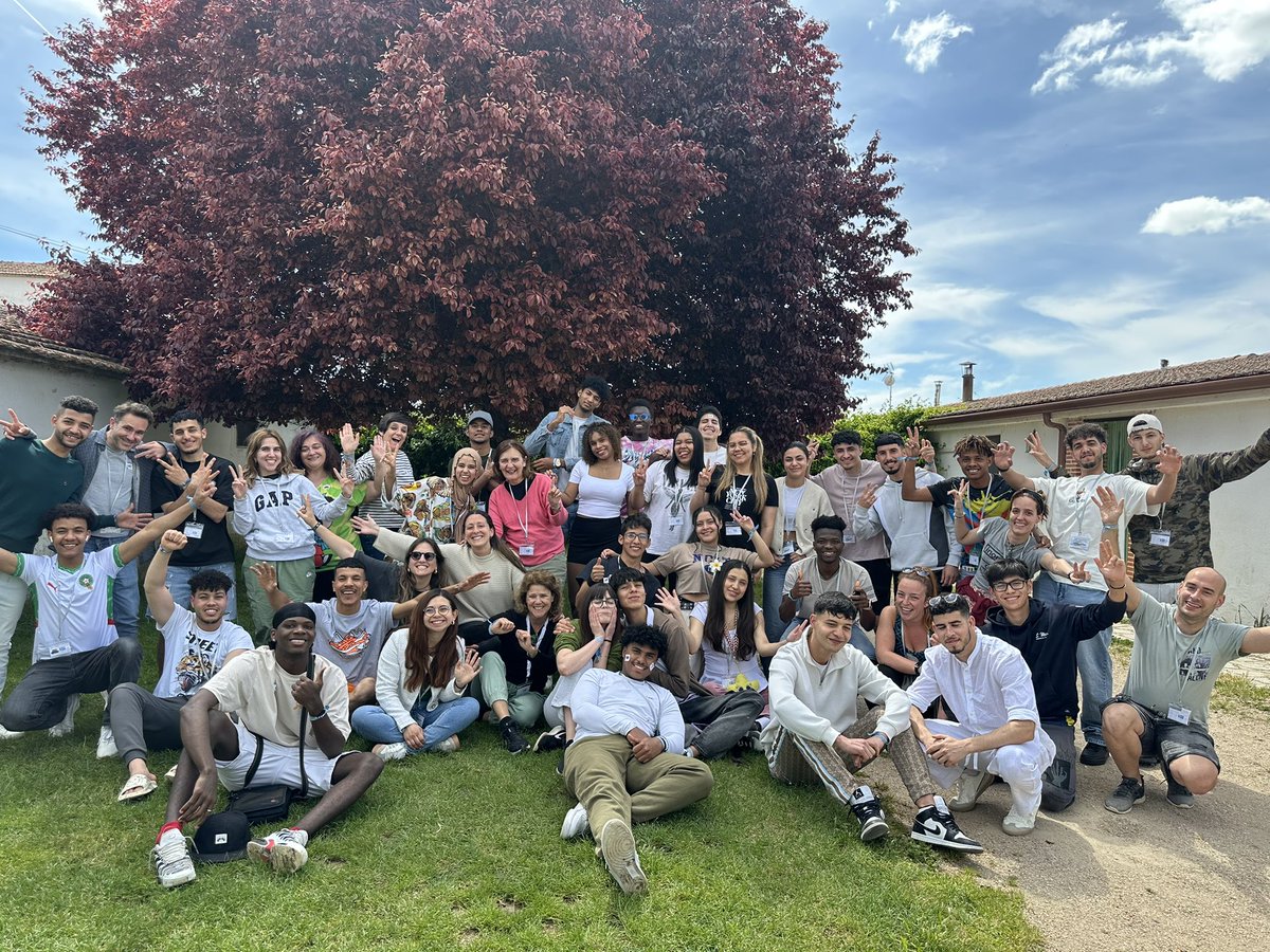 migrantes_sj's tweet photo. Este fin de semana hemos compartido con alegría el 2do encuentro de jóvenes migrantes de la #redSJM. Nos hemos encontrado personas de más de 10 países para aprender, disfrutar y enriquecernos unas de otros. ¡Gracias @redincola por la acogida y a tod@s por sumarse a la aventura! https://t.co/hKVihgggAa
