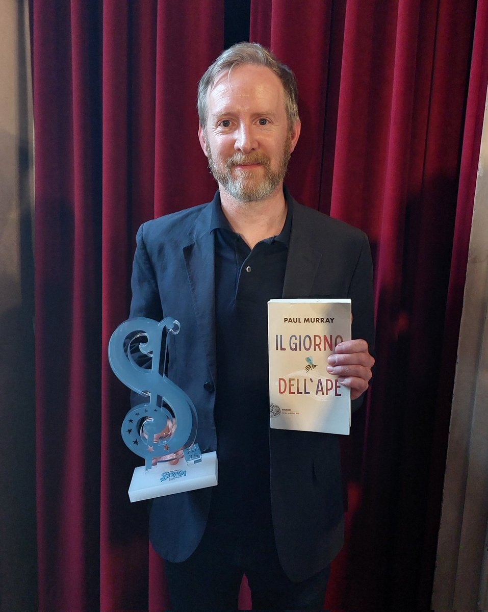 Einaudieditore's tweet image. Un uomo contento.
#PaulMurray #PremioStregaEuropeo2025 #IlGiornoDellApe