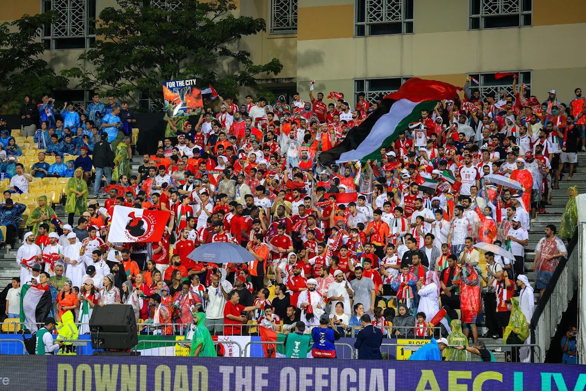 المباراة في الإمارات؟ لا
المباراة في الخليج؟ لا
المباراة في دولة عربية؟ لا
المباراة في أيام إجازة؟ لا 

8 ساعات تقريبًا من الإمارات إلى سنغافورة؛ وغدًا يوم الأثنين وين دوامات ومنتصف الأسبوع!

جماهير الشارقة عشق وشغف غير طبيعي ❤️🤍🇦🇪