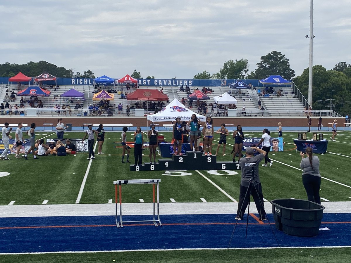 Aryana taking 3rd place in the ladies 400m with a shiny new PR of 57.72!!!!  She crushed it!!!! 👏👏👏 congratulations!!!