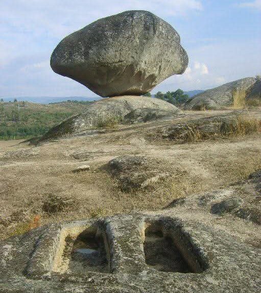 Perched like a surreal monument to balance and time, the Pedra do Sino—“Bell Stone”—rises from the granite highlands of Celorico da Beira, Portugal, in a landscape shaped by erosion and mystery. This mushroom-like megalith, resting improbably atop a smaller base, resembles the