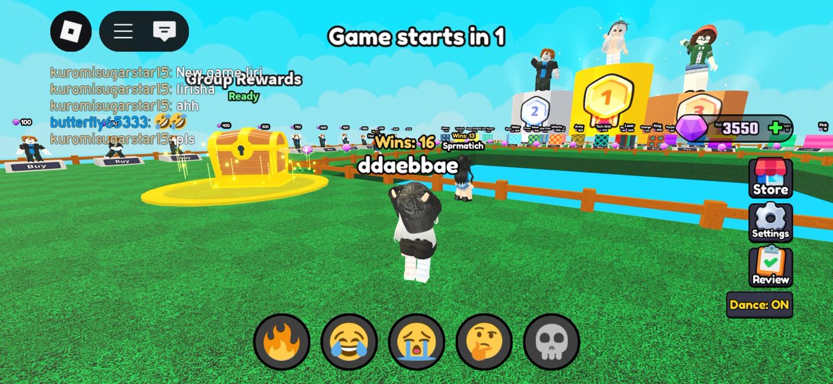 ddaebbae's tweet photo. maaf teman-teman mau tanya dong, kenapa ya baju roblox aku jadinya ga ke-save. jadi bugil gitu😭 (yang nomor 1) https://t.co/YoAoFjY876