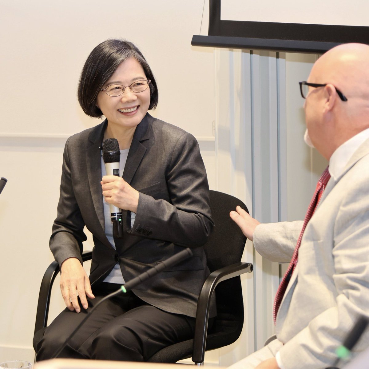 iingwen's tweet image. Going back to my alma mater LSE was a very special moment for me. It was a privilege to address students & faculty about changing international dynamics, especially in trade, & how democratic #Taiwan remains globally indispensable in these times of uncertainty.
