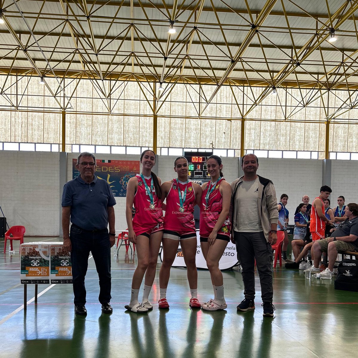 𝐂𝐚𝐦𝐩𝐞𝐨𝐧𝐚𝐬 𝐝𝐞 𝐄𝐱𝐭𝐫𝐞𝐦𝐚𝐝𝐮𝐫𝐚 𝟑𝐱𝟑 𝐔𝟏𝟓 | 🥇

El equipo de 3x3 U15 CB AL-QÁZERES se proclama Campeón de Extremadura en la categoría U15.

¡Enhorabuena chicas! 💪🏽

💚💛💙🩷