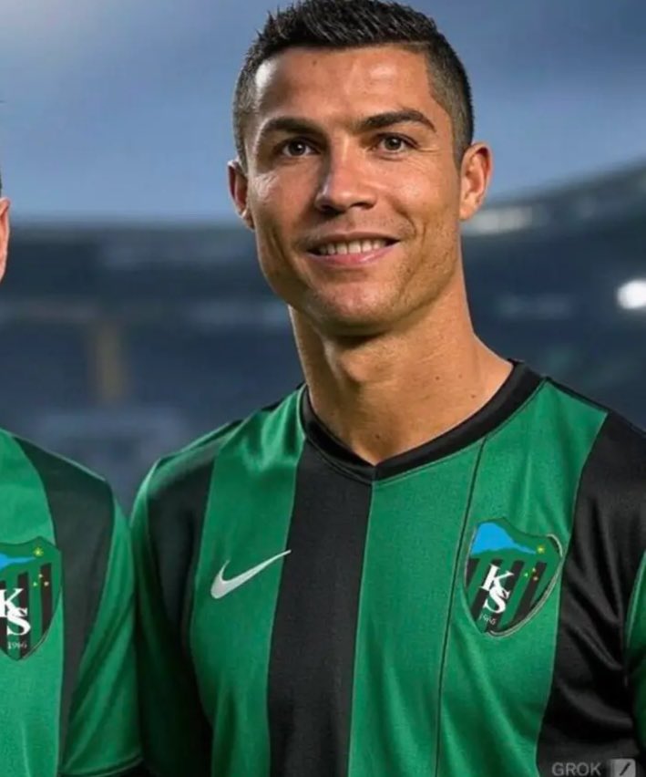 asomoruks's tweet photo. 🚨İngiliz basını Mirror: "Cristiano Ronaldo, Kocaelispor'a transfer olabilir."

- Ronaldo'nun menajeri Ricardo Regufe, Başiskele'ye gelmesi bekleniyor. 

Ronaldo için Başiskeleden tripleks villa, Kandıra'dan 50 dönüm fındıklık, Cebeci'den yazlık gözden çıkarıldı. https://t.co/8Sc32r8U8V