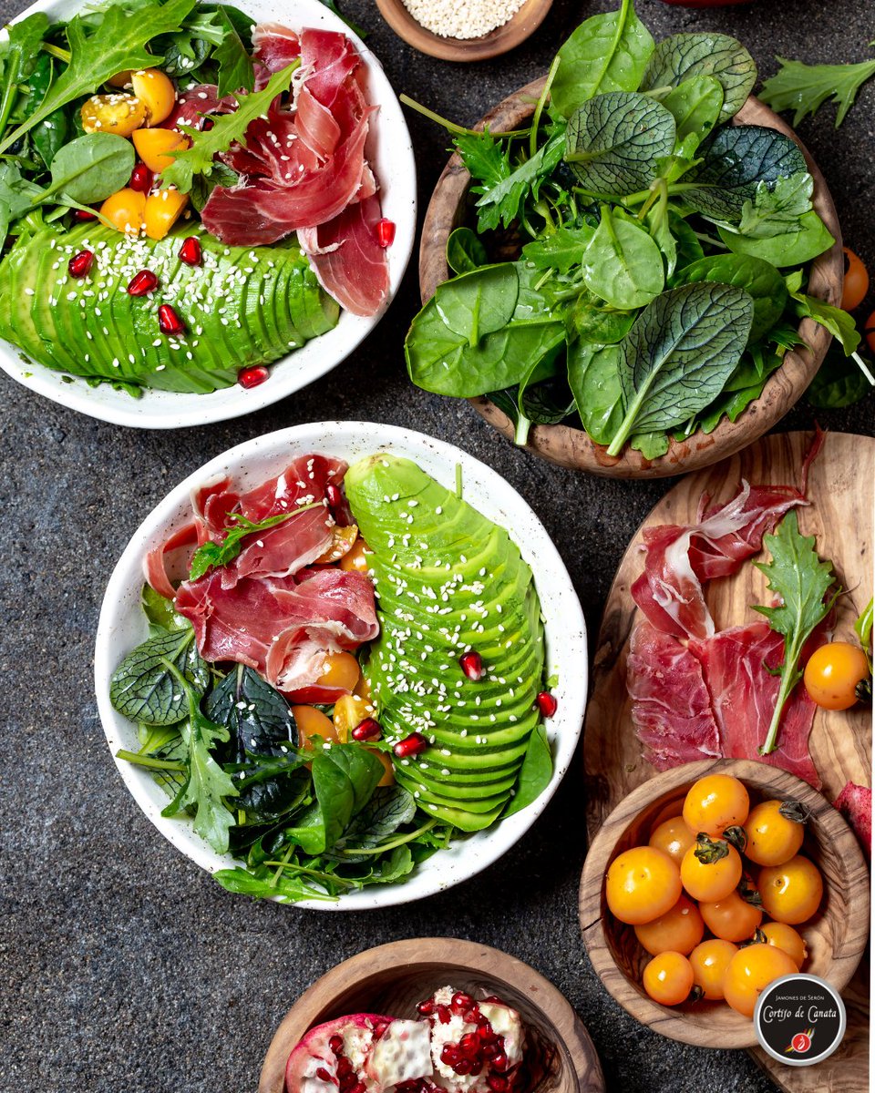CortijodeCanata's tweet photo. 🥑🥓 Ligera, sabrosa y con ese toque único que solo da el jamón serrano 😍👌

Las ensaladas cambian por completo cuando les añades nuestro Jamón Serrano Cortijo de Canata. Un contraste perfecto🤤✨

🛒 Haz tu pedido en https://t.co/bkuneI3RQJ

#CortijoDeCanata https://t.co/HDSnRHCvxG