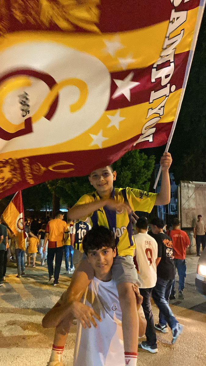 #SampiyonGalatasaray kardeşçe kazandik❤️💛❤️💛
