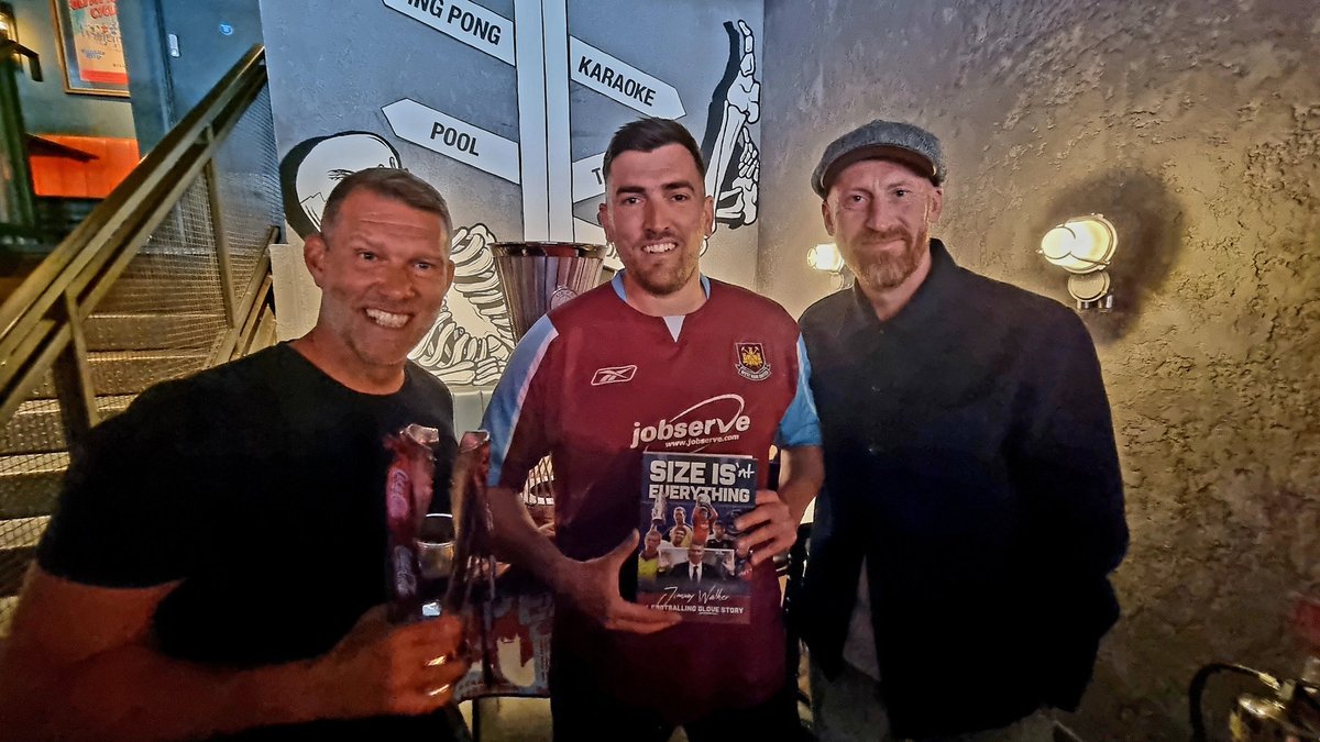 gregblunt01's tweet image. Forced to promote @jimmywalker001 book, available in all decent bookstores #sizeisnteverything