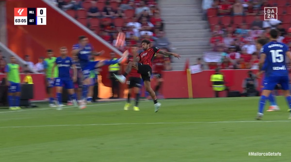 ArchivoVAR's tweet photo. 🖥️💥 El VAR perdonó la expulsión a Diego Rico en el Real Mallorca - Getafe.

👉🏻 Diego Rico, tras golpear el balón, mantiene el pie arriba y clava los tacos en el abdomen de Samu Costa.

❌ ES ROJA DIRECTA.

▪️ Pese a tocar balón, se trata de una acción de juego brusco grave. https://t.co/NUbqBZvyEv