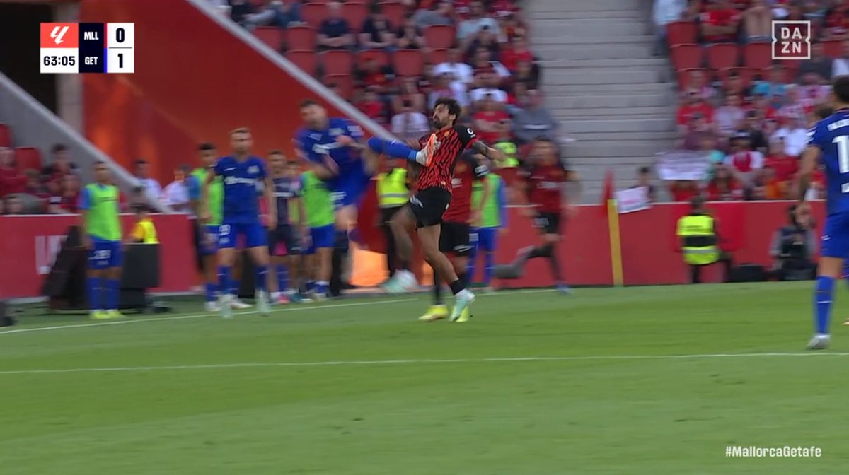 ArchivoVAR's tweet photo. 🖥️💥 El VAR perdonó la expulsión a Diego Rico en el Real Mallorca - Getafe.

👉🏻 Diego Rico, tras golpear el balón, mantiene el pie arriba y clava los tacos en el abdomen de Samu Costa.

❌ ES ROJA DIRECTA.

▪️ Pese a tocar balón, se trata de una acción de juego brusco grave. https://t.co/NUbqBZvyEv