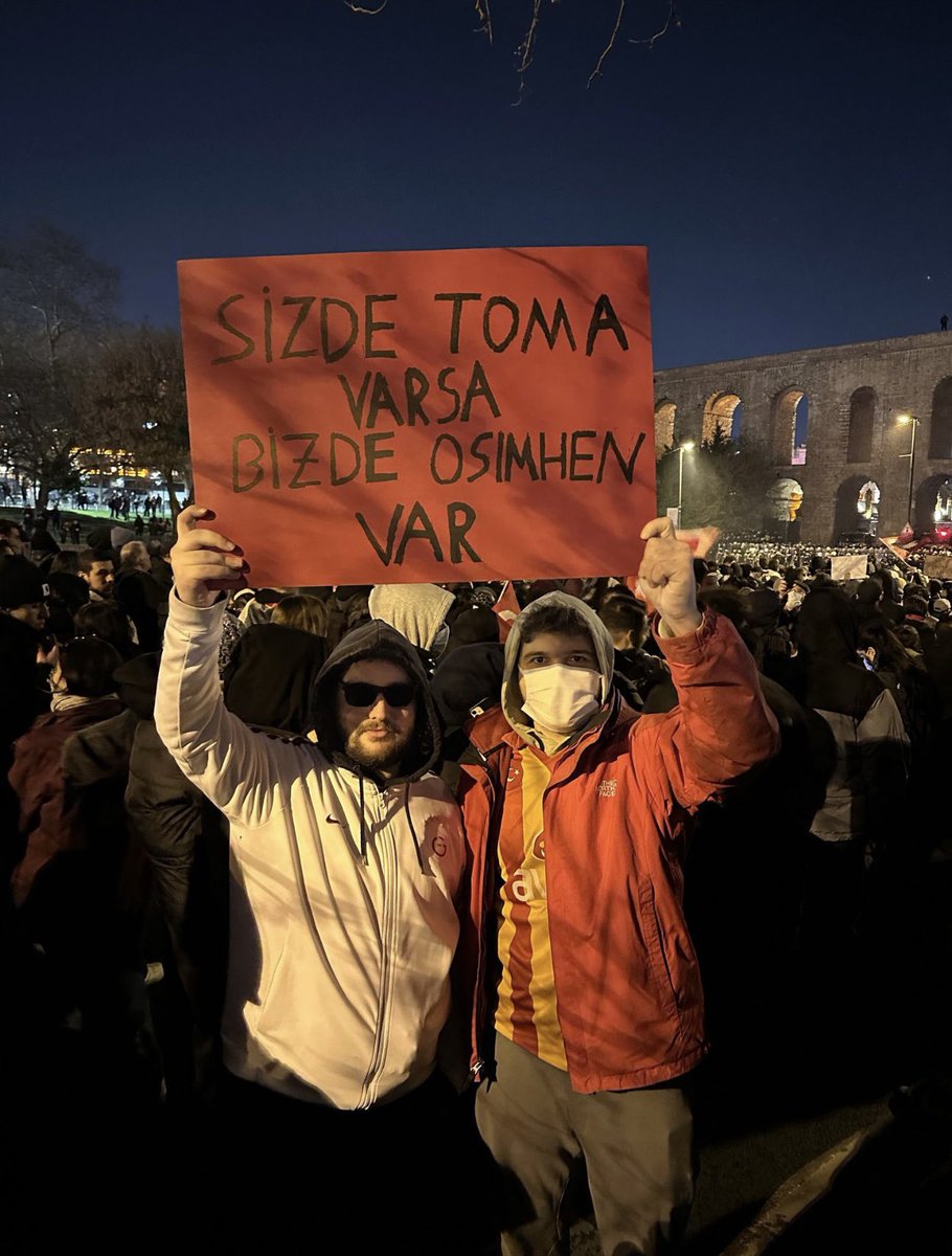 mcanseyhan's tweet photo. Berke, Ege, 

Galatasaray şampiyon oldu kardeşlerim.

30 Mayıs’ta duruşmanız sonrasında hep birlikte kutlamak ümidiyle…

Not: Bu pankartı tutan 2 genç üniversite öğrencisi arkadaşımız 53 gündür Silivri 9 numaralı hapishanesinde tutuklu.

@victorosimhen9 
@Galatasaray https://t.co/aQ6SunYTA7