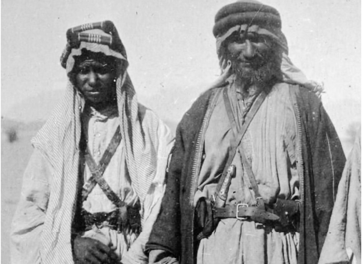 كان صارت بينك و بين أبن عمك علوم
لا تكبّرها ترا مابه إلّا العافيه 

والله إن بحث الخفايا عواقبها هموم
أضعف الإيمان خل النوايا صافيه

ما ورا شوفات الأنفس و زمّات الخشوم 
غير ذلٍ يجعل العز ناره طافيه 

التسامح شيمةٍ تجعل الطايح يقوم
و الثقه بشتٍ من أغلى البشوت الضافيه