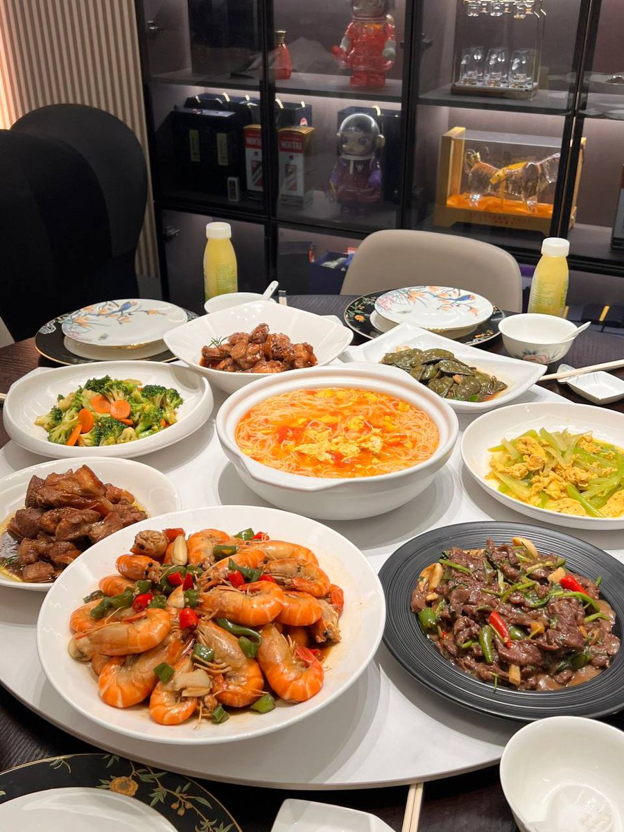 Feasting like royalty 👑🍽 A table full of flavor, laughter, and good company. From juicy prawns to savory stir-fries — every bite tells a story. #FoodieHeaven #ChineseCuisine #DinnerGoals #HomeFeast #FoodLoversUnite