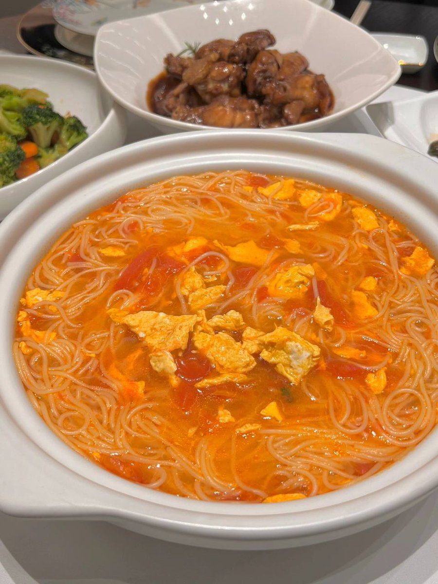 🍜 Comfort in a bowl! Homemade tomato and egg noodle soup, served with braised chicken and stir-fried veggies 🥦🍗 Perfect combo for a cozy night in ❤️ #Homecooked #AsianFood #Foodie #ComfortFood #NoodleLover