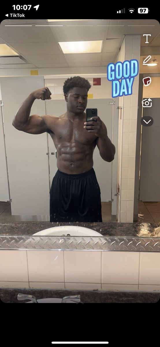 AlanWhiteJr2's tweet photo. Consistency is key (1 year difference) https://t.co/gdSr3iWWeq