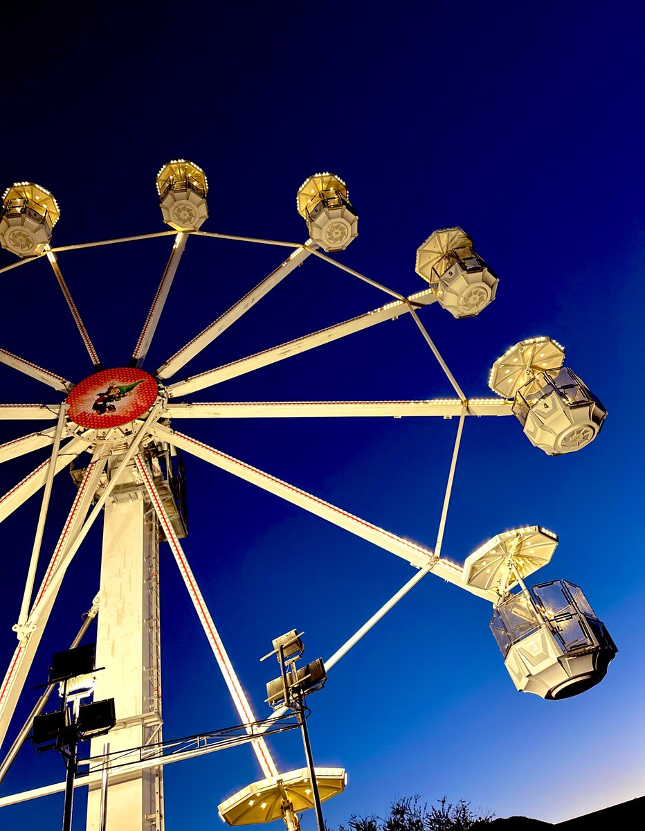 En #LosCabos no tenemos agua pero ya tenemos Rueda de la Fortuna 🎡 

Yeah Baby!