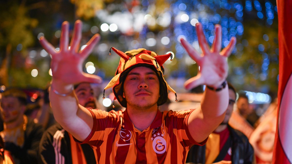 Galatasaraylı taraftarlar, ülkenin dört bir yanında şampiyonluklarını kutluyor.