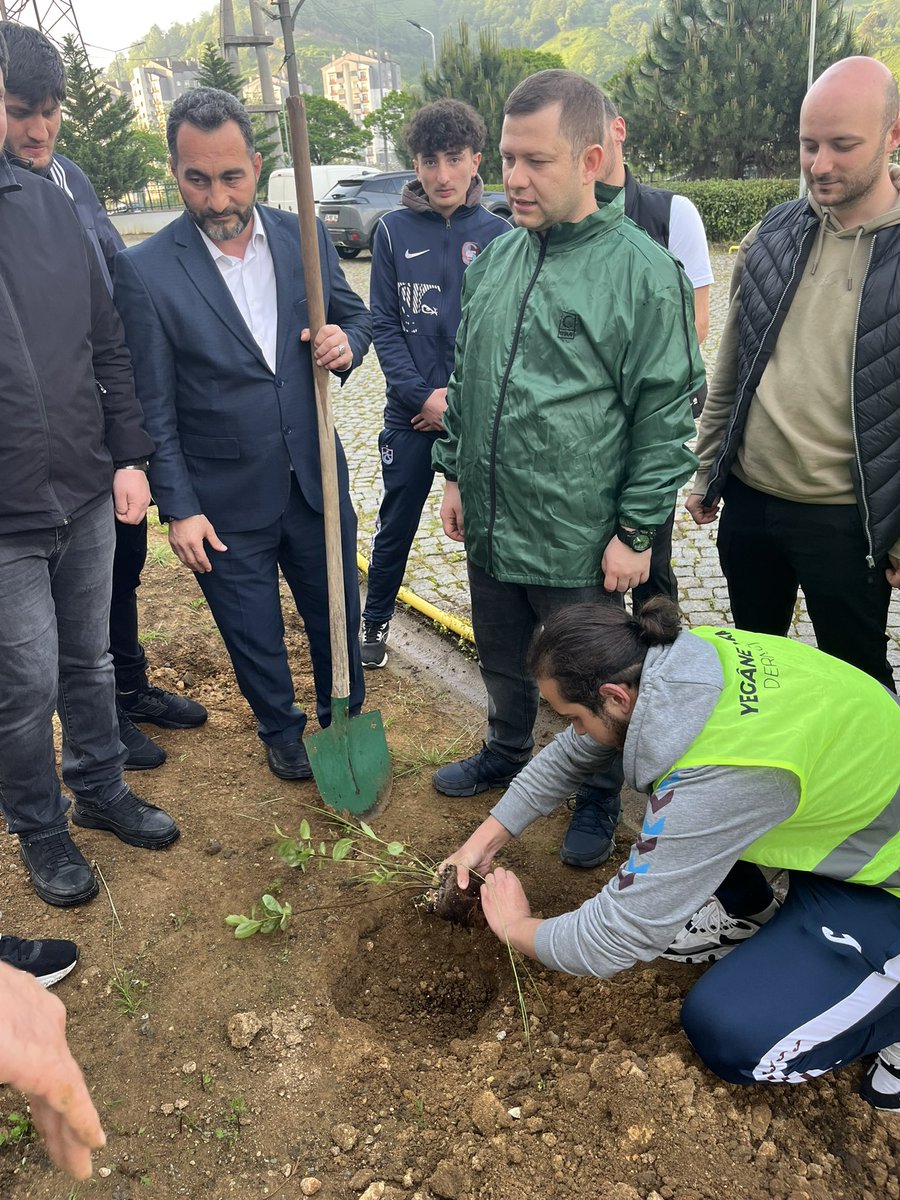 Oflugenclerr's tweet photo. Bugün Oflu Gençler ve Yegane Vatan dernekleri olarak doğaya nefes, geleceğe umut olmak için fidanlarımızı toprakla buluşturduk.
Katılımlarıyla bizleri onurlandıran Sayın Kaymakamımız Yiğit Yaşar DEMİRER’e ve Sayın İlçe Spor Müdürümüz Özcan DEMİREL’e teşekkür ederiz https://t.co/X4EvSnHUyo