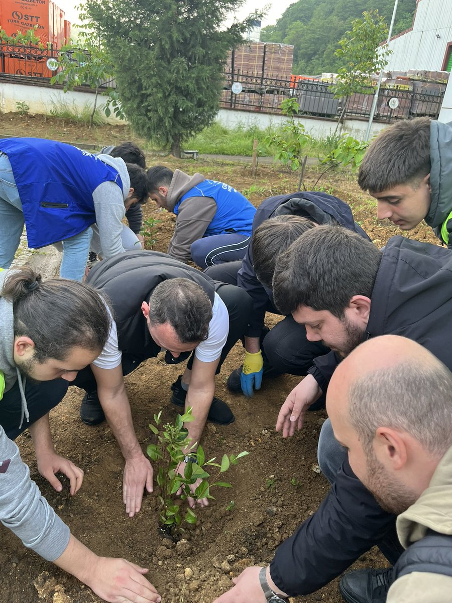 Bugün Oflu Gençler ve Yegane Vatan dernekleri olarak doğaya nefes, geleceğe umut olmak için fidanlarımızı toprakla buluşturduk.
Katılımlarıyla bizleri onurlandıran Sayın Kaymakamımız Yiğit Yaşar DEMİRER’e ve Sayın İlçe Spor Müdürümüz Özcan DEMİREL’e teşekkür ederiz