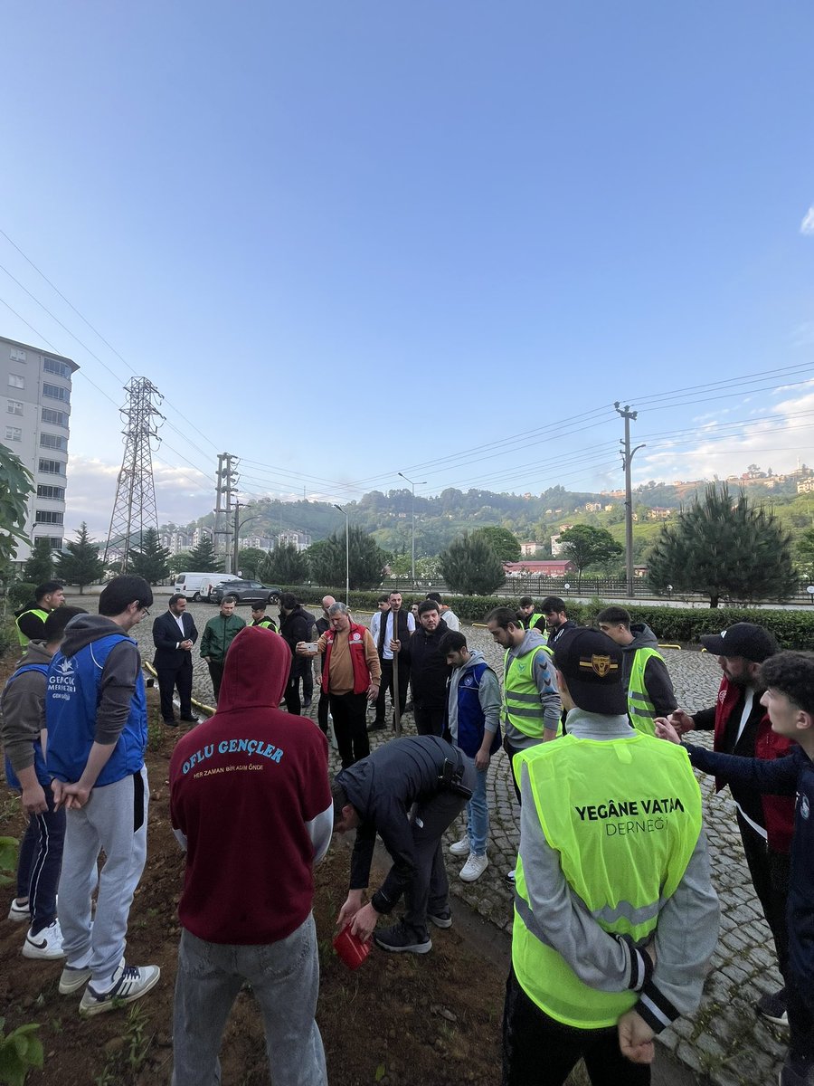 Oflugenclerr's tweet photo. Bugün Oflu Gençler ve Yegane Vatan dernekleri olarak doğaya nefes, geleceğe umut olmak için fidanlarımızı toprakla buluşturduk.
Katılımlarıyla bizleri onurlandıran Sayın Kaymakamımız Yiğit Yaşar DEMİRER’e ve Sayın İlçe Spor Müdürümüz Özcan DEMİREL’e teşekkür ederiz https://t.co/X4EvSnHUyo