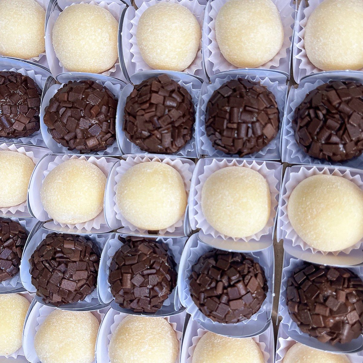 blendcacau's tweet image. Nossos docinhos da Blend 🍫 sempre embalando novas emoções 😍 você também pode pedir o seu agora mesmo 📲 (65) 99258 8824.

#docinhos #brigadeiro #chocolate #instagood #domingao #picoftheday  #encomendas #cuiaba #obrigadodeus