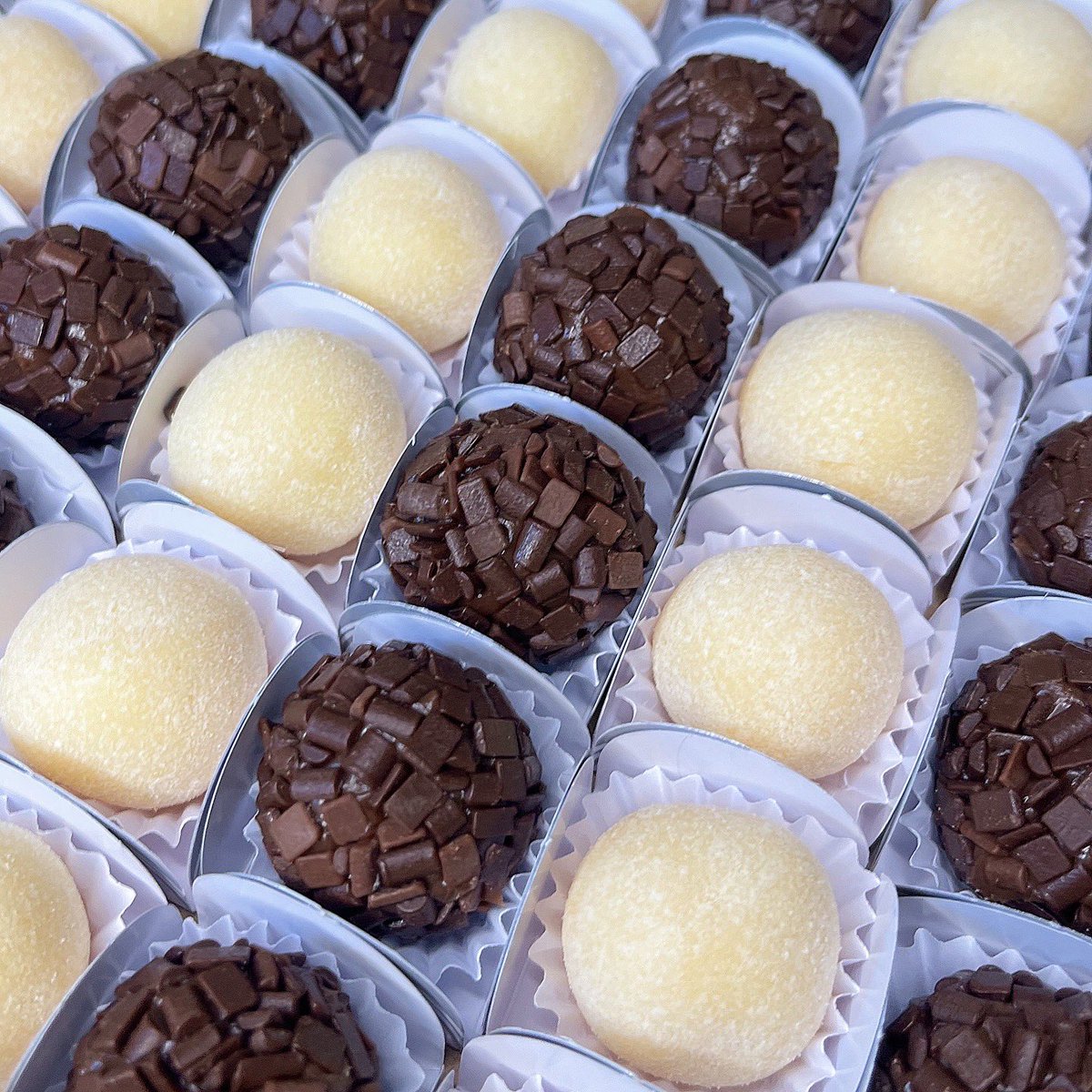 blendcacau's tweet image. Nossos docinhos da Blend 🍫 sempre embalando novas emoções 😍 você também pode pedir o seu agora mesmo 📲 (65) 99258 8824.

#docinhos #brigadeiro #chocolate #instagood #domingao #picoftheday  #encomendas #cuiaba #obrigadodeus