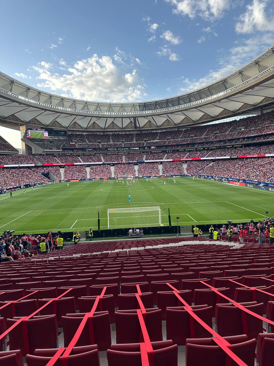 Coincidiendo con el incidente del aficionado de la grada alta del fondo sur, la policía nacional perpetúa este atropello  injustificado requisando material de nuestro grupo (niños y personas mayores incluidas retenidas contra la pared) hemos decidido abandonar la grada.