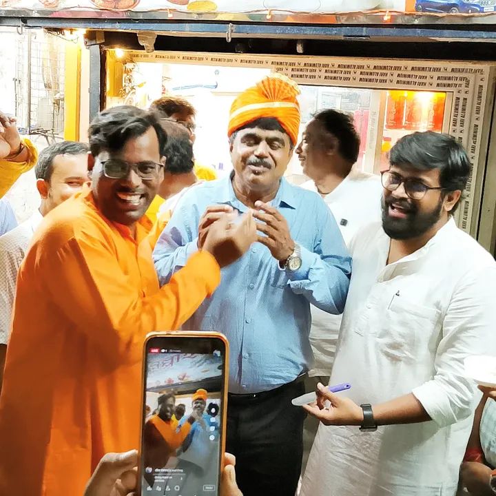 arjunatalbjp's tweet photo. Jagat bhaiya ji’s birthday celebration at Sandeep ji’s shop, beautifully organised by Ravi Singh  and his team. A memorable and joyful evening!

#birthdaycelebration #bjpmember #bjp https://t.co/4m6A2mcrSd