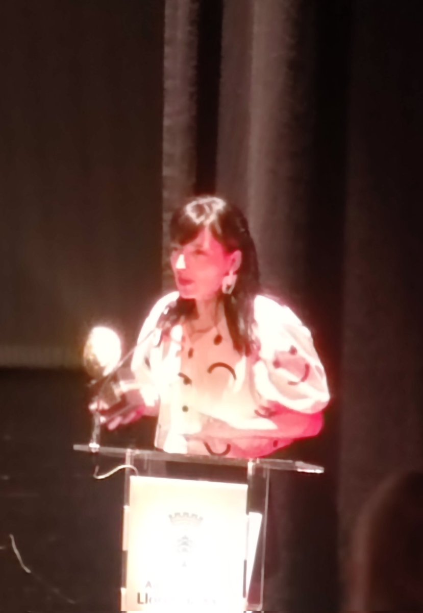 La il.lustradora <a href="/Laralars/">Lara Lars</a> és el Premi Tortuga d'Or d'enguany a l'acte del
<a href="/LloretTeatre/">Teatre Lloret</a> #lloretcontralgtbifobia