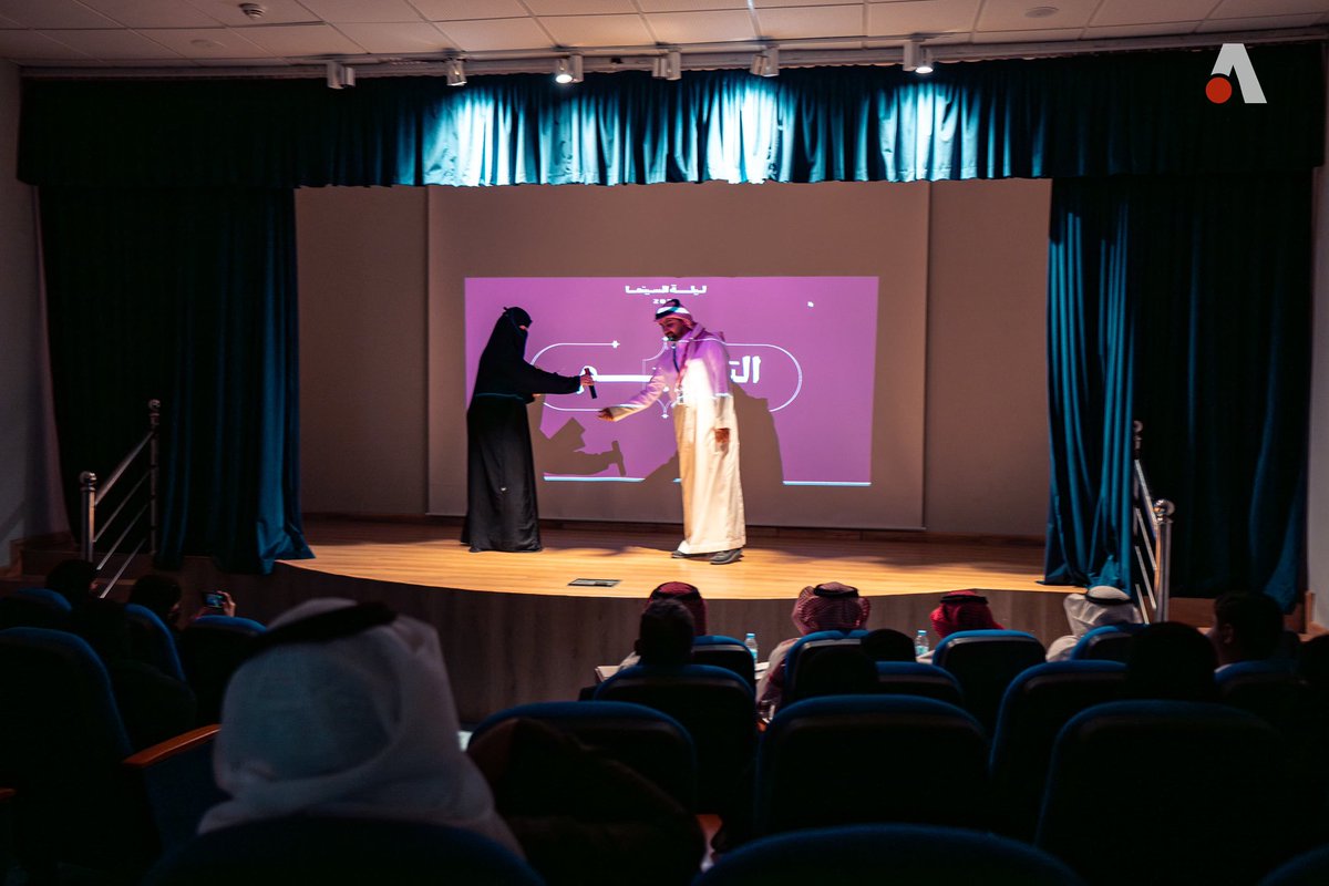 artemat_1's tweet photo. "ليلة السينما" جمعتنا على قصص مُلهمة من صُنّاع المستقبل… لحظات ما تنسى، ورؤية تشبه الحلم! 🌟  

#صور من فعالية #ليلة_السينما 
في #بيت_الثقافة بمكتبة أحد رفيدة العامة
#صناع_المستقبل https://t.co/BOT4VzaGhg