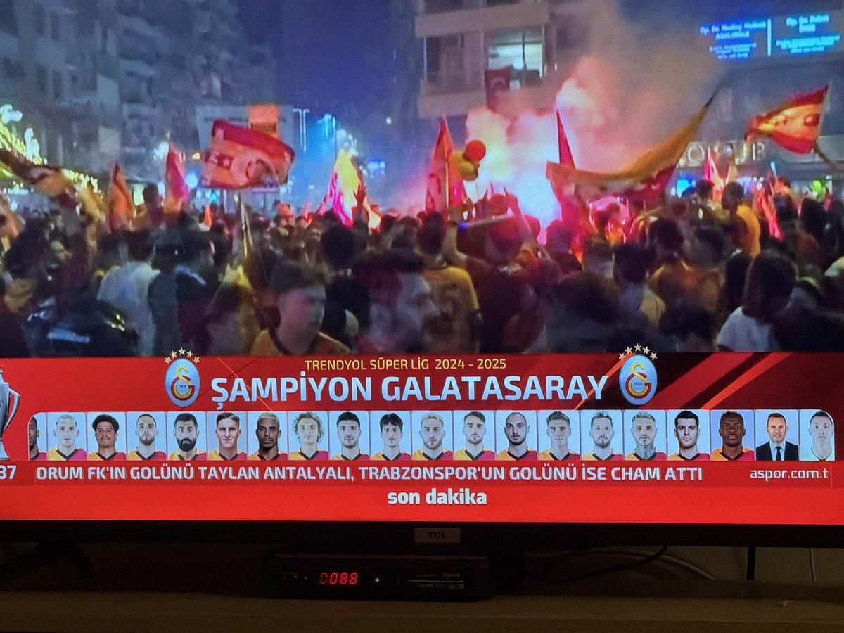 damla19007's tweet photo. Şu fotoğraflara hakemlerin resimlerini koymayı unutmuşsunuz ne de olsa onların da emeği büyük !!!! 

#Samsunspor 
 #SampiyonGalatasaray
Utanmadan https://t.co/6sFDkJ1AId