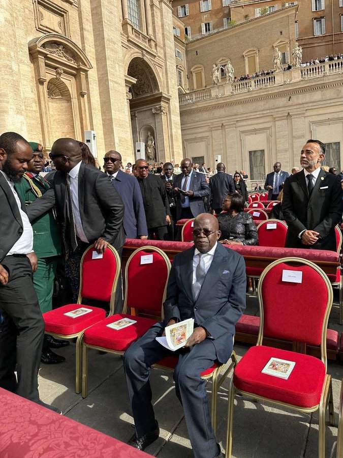 JesusOverNaija's tweet photo. @channelstv Seated, looking dejected and abandoned, until the #AuthenticPresident arrived. 

He had no other option than to stand up and greet him properly. 

PO is all he says he is and tonnes more. 😁😃😂

PO leads, others struggle to catch up https://t.co/fRrRGil7Lq