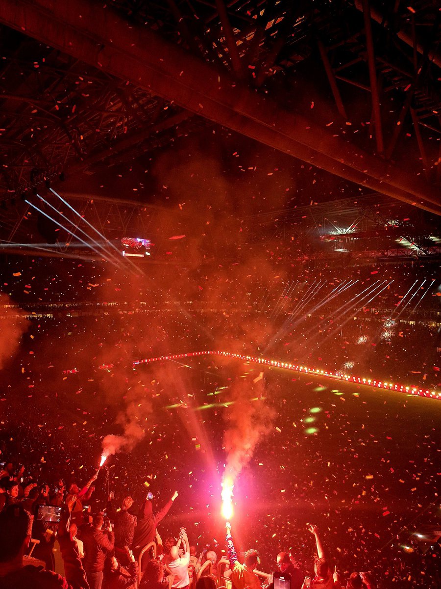 cicekgibiince_'s tweet image. Şampiyon Galatasaray🏆⭐️⭐️⭐️⭐️⭐️
#5yıldızlışampiyon 
#MAYISLARBİZİMDİR