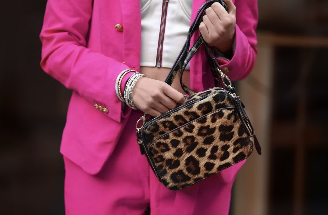 FitCheckForGrls's tweet photo. "Leopar geri döndü ama aslında hiç gitmemişti!

2025 sokak modasında leopar desen; blazer ceketlerden midi eteklere, ayakkabılardan çantalara kadar her yerde. 

Stil ipucu: Nötr tonlarla kombinleyerek modern bir görünüm yakalayabilirsin!"

#LeopardTrend #AnimalPrint #Moda2025 https://t.co/FkAJnqrLYC