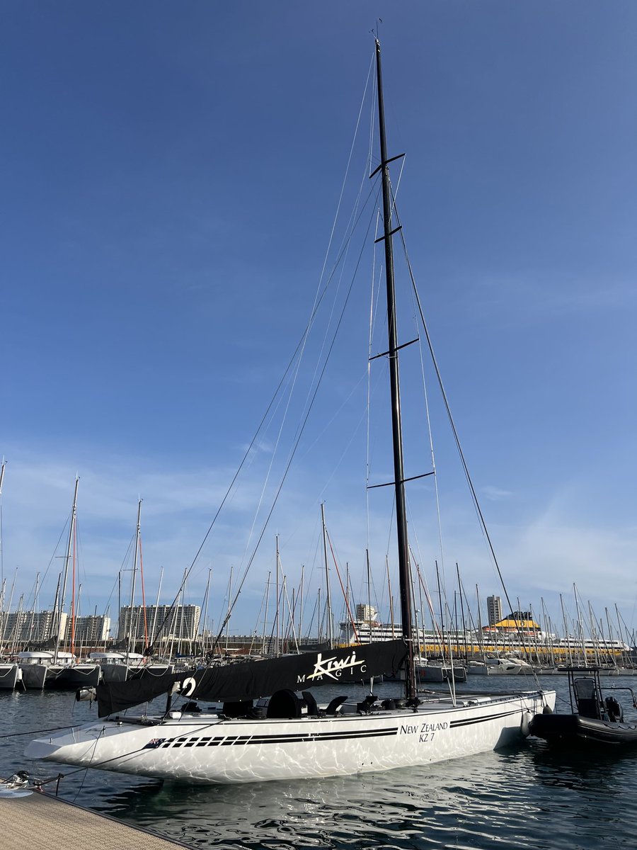 Le premier voilier 12 mJI est arrivé au port de Toulon ! La Toulon Provence Regatta 2025, c'est dans 3 jours !

toulonprovenceregatta.fr/page/kiwi-magi…