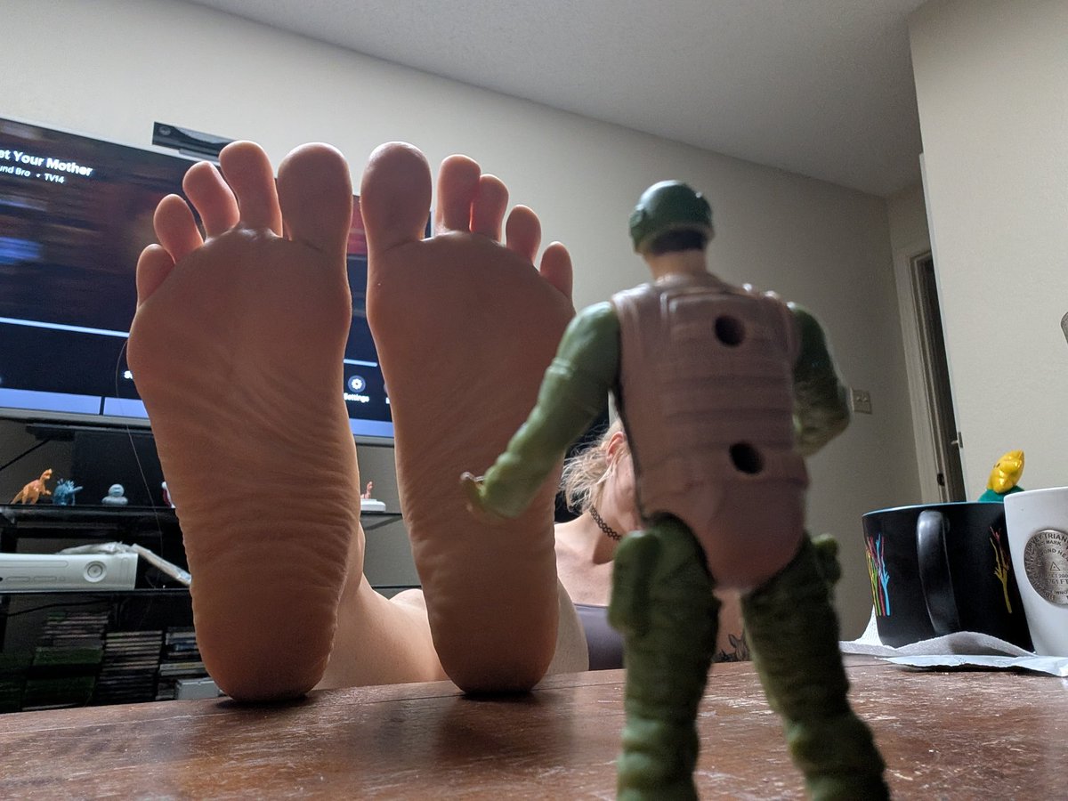 princesskaskent's tweet photo. My tiny has spent the day admiring and caressing my big, giant feet. Wanna be next?

Giantess, giant feet, big feet, feet pics https://t.co/ct4O6LU8On