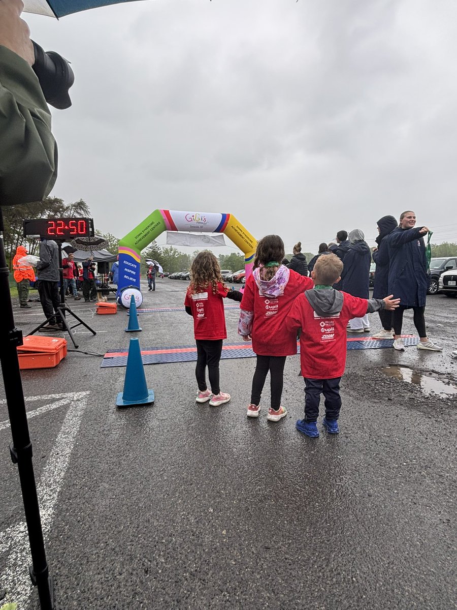 SRE_MrsParah's tweet photo. We had the best morning cheering on runners with this crew! https://t.co/vkAUONszld
