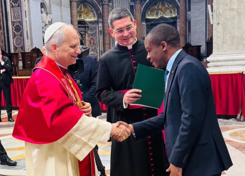 Leo hii Balozi wa Tanzania nchini Vatican mwenye makazi yake nchini Ujerumani yaani Balozi Hassan Iddi Mwamweta amewasilisha salamu za pongezi za Rais Samia kwa Papa Leo XIV.