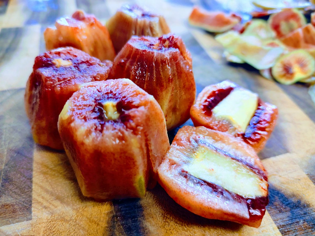 Kiyoshinobi's tweet image. Ready for the drop!? How bout a cross-section of Ruby Red Kiwis from New Zealand!!💯 Yumz!! Let's gooo! Time for some super antioxidants!!😂🥝 @veve_official @DavidYuNZ