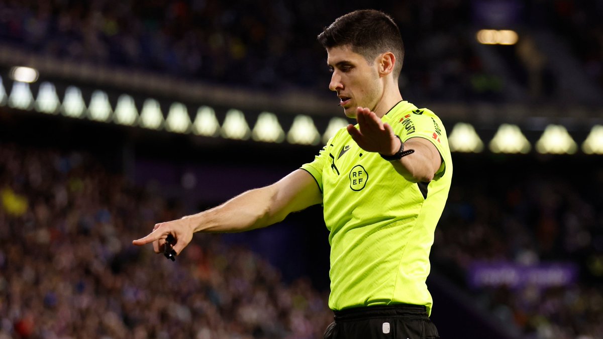 🟡 Cara y cruz para Busquets Ferrer en el Sevilla - Real Madrid.

✍🏻 𝟱,𝟬

▪️ Tuvo bastante trabajo en un choque que se presumía más tranquilo de lo que fue.

💥 Expulsó correctamente a Badé en la primera mitad pero dejó de ver una entrada de roja directa de Isaac en la segunda.