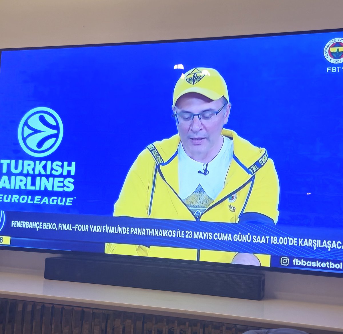 Ya nasıl izliyorsunuz ilkeller gibi futbol falan?