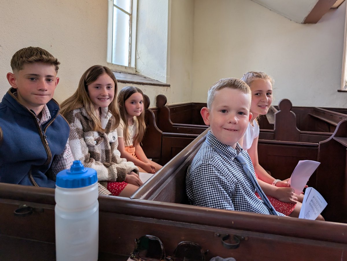 Pump o ffyddloniaid Ysgol Sul Noddfa, Llambed, a ddaeth i gyfoethogi'r gymanfa ganu heddiw yn Salem, Caio. Diolch Trystan Bryn, Lynwen, Esther, Nansi a Tryfan. A diolch i bawb fu ynglŷn â'r gymanfa - a'r te bendigedig hefyd wrth gwrs 😊